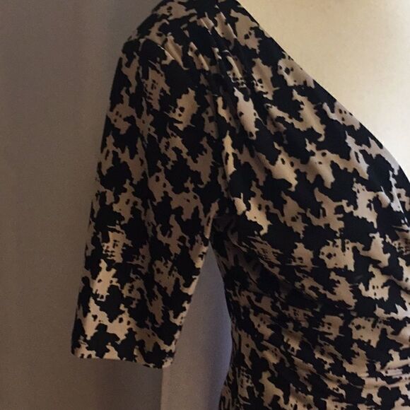 V neck dress in size 6 by RONNI NICOLE in black & tan - Picture 5 of 13